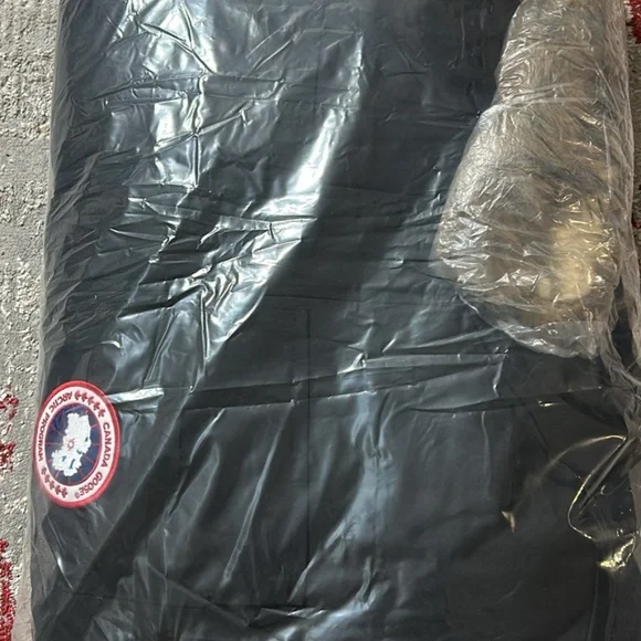 Canada goose jacket with real fur brand new sealed XL but fits like a large - Picture 10 of 10